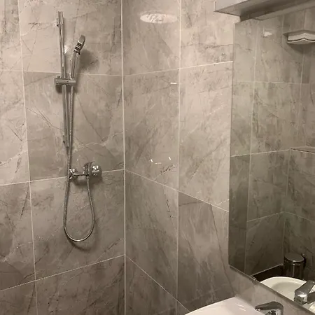 At-rooms בית הארחה