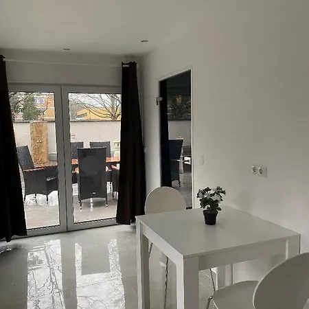 At-rooms בית הארחה